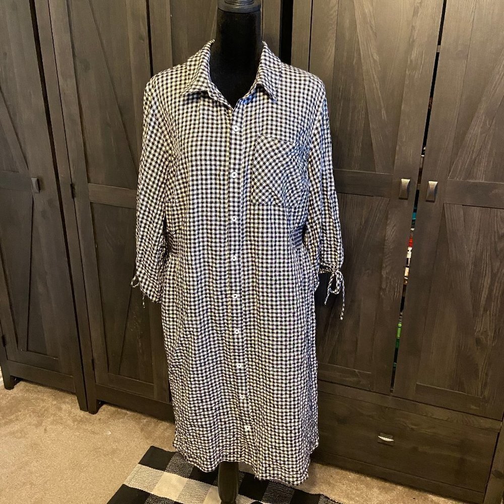 Ava &Viv black and white checked shirt dress with a slight high/low shir…